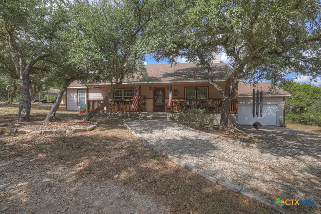 a view of a house with backyard