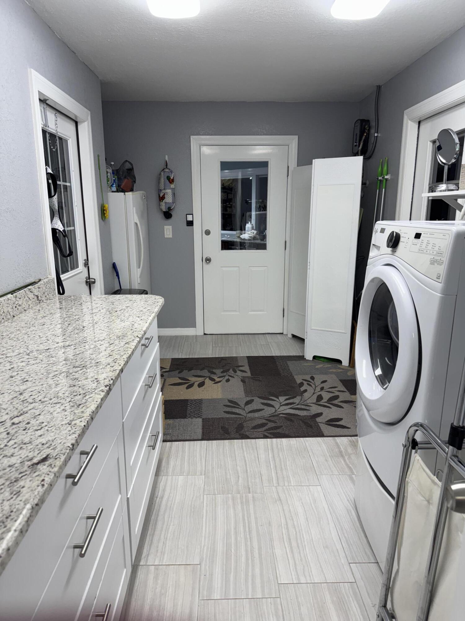 2139 Southwest 22nd Circle North Okeechobee, FL 34974 - Photo 24 of 47 laundry