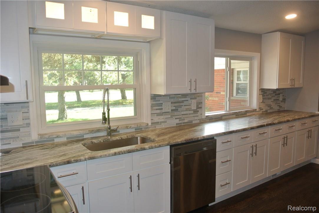 16941 Farmington Road Livonia, MI 48154 - Photo 2 of 24 DSC_6207.JPG