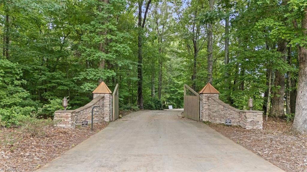 636 Lee Road Thomasville, NC 27360 - Photo 2 of 48
