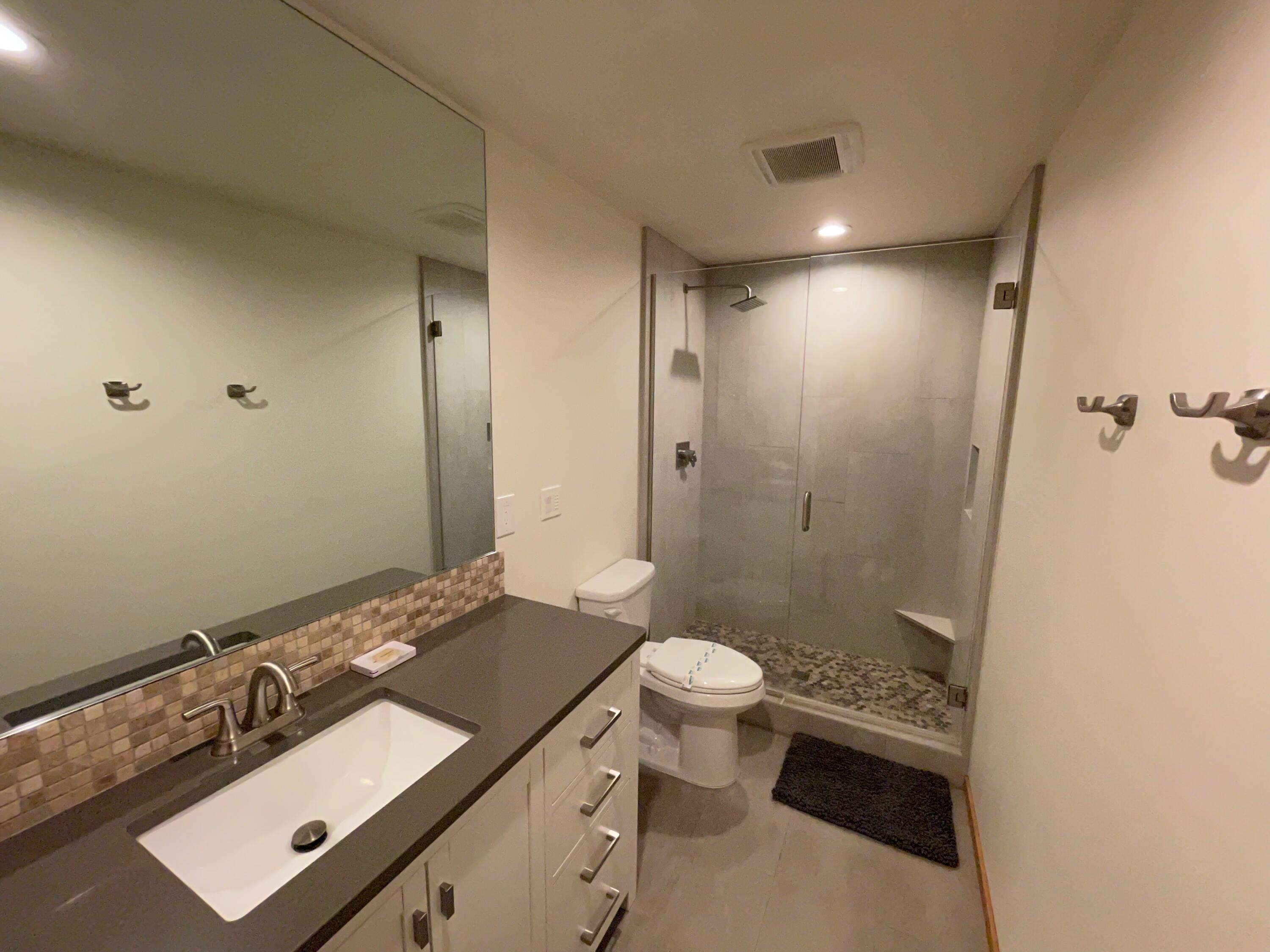 17750 West West Core Road, Unit 14 Sunriver, OR 97707 - Photo 11 of 26 master bath