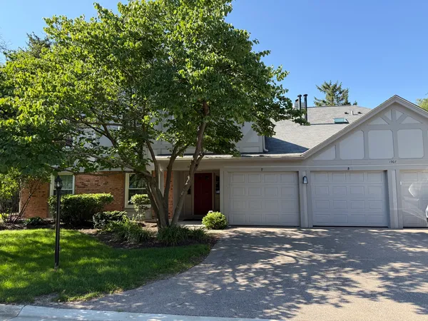 $2,275 | 1907 Gresham Circle, Unit C, Wheaton, IL 60189