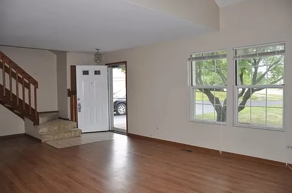 $2,600 | 101 South Oakhurst Drive, Aurora, IL 60504