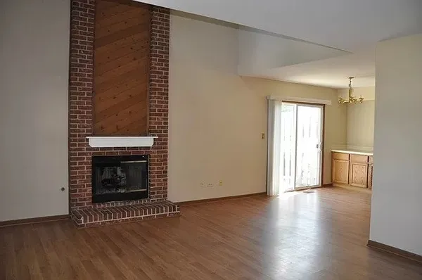 $2,600 | 101 South Oakhurst Drive, Aurora, IL 60504