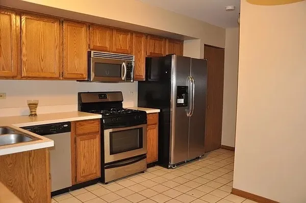 $2,600 | 101 South Oakhurst Drive, Aurora, IL 60504