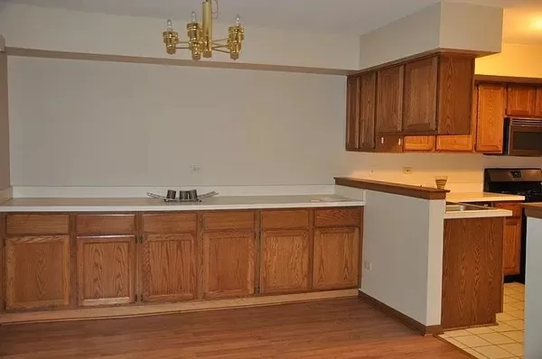 $2,600 | 101 South Oakhurst Drive, Aurora, IL 60504