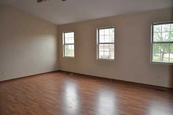 $2,600 | 101 South Oakhurst Drive, Aurora, IL 60504