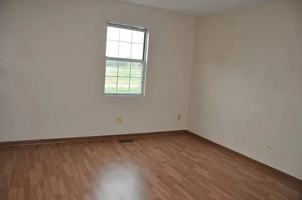 $2,600 | 101 South Oakhurst Drive, Aurora, IL 60504