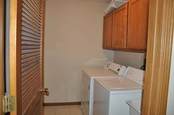 $2,600 | 101 South Oakhurst Drive, Aurora, IL 60504