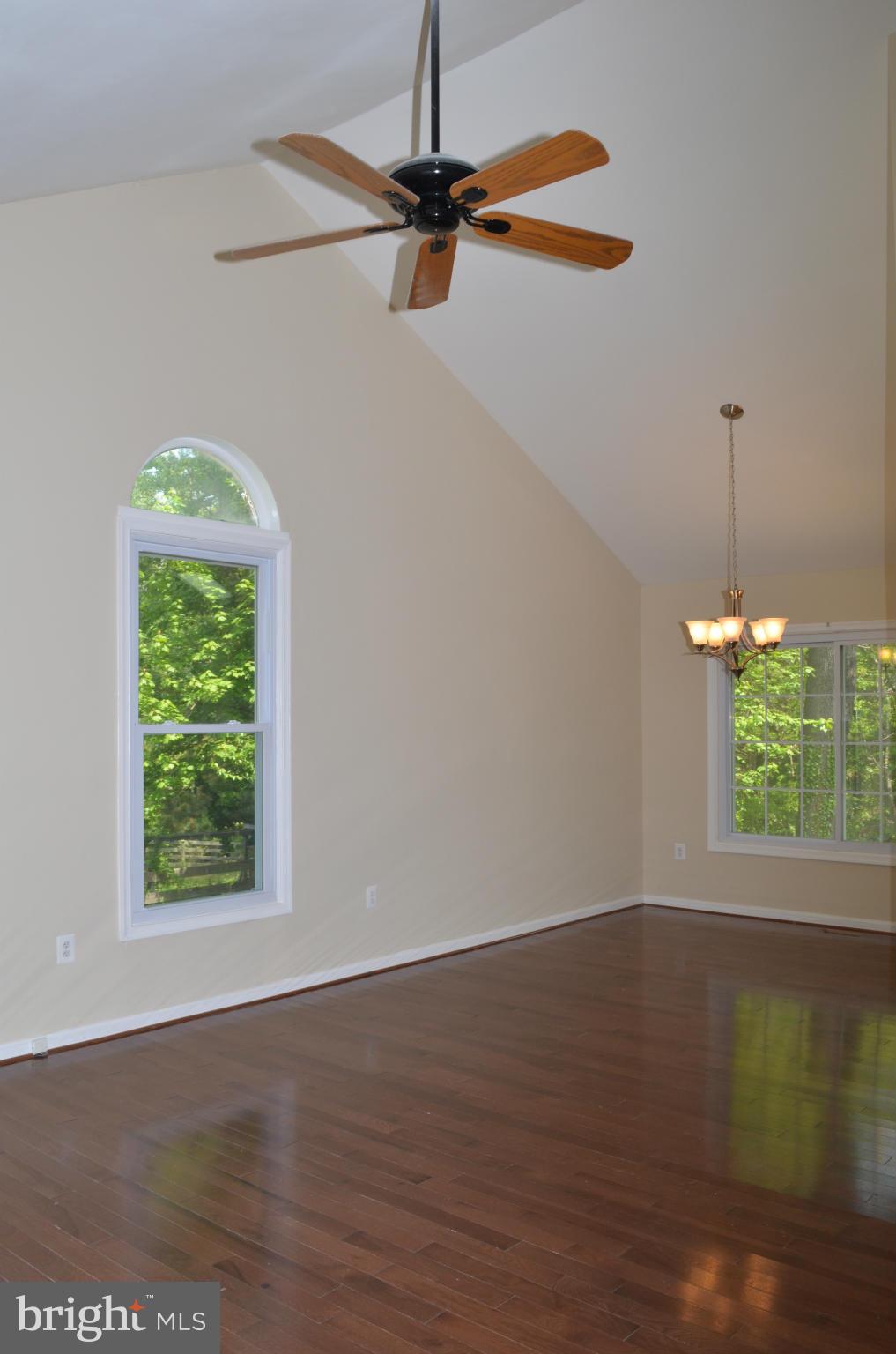 425 Rosier Road Fort Washington, MD 20744 - Photo 6 of 20 Living Room