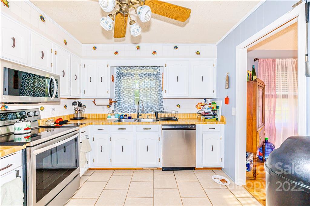 8264 Lockhart Road Sharon, SC 29742 - Photo 16 of 46 a kitchen with stainless steel appliances a stove a sink and a refrigerator