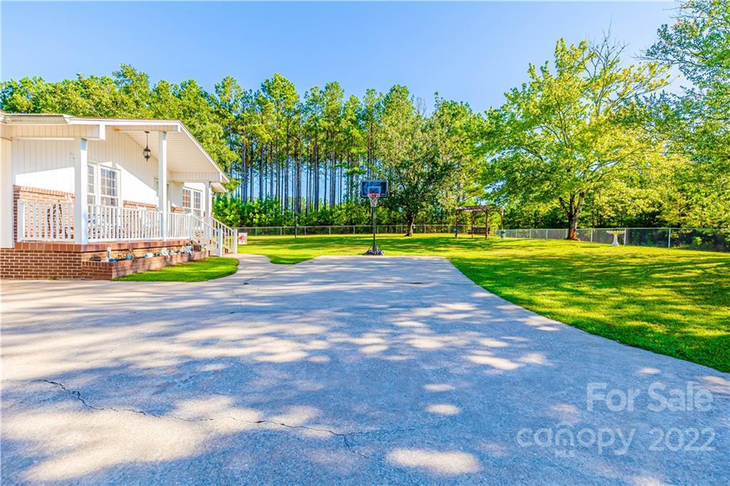 8264 Lockhart Road Sharon, SC 29742 - Photo 39 of 46 a view of a volley ball court