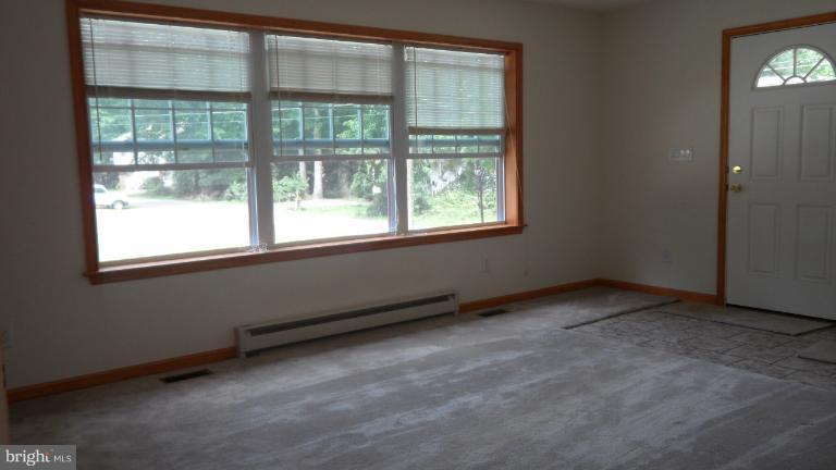 3598 2nd Avenue Edgewater, MD 21037 - Photo 1 of 19 Living Room