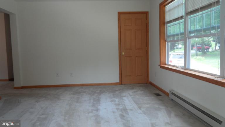 3598 2nd Avenue Edgewater, MD 21037 - Photo 7 of 19 Living Room