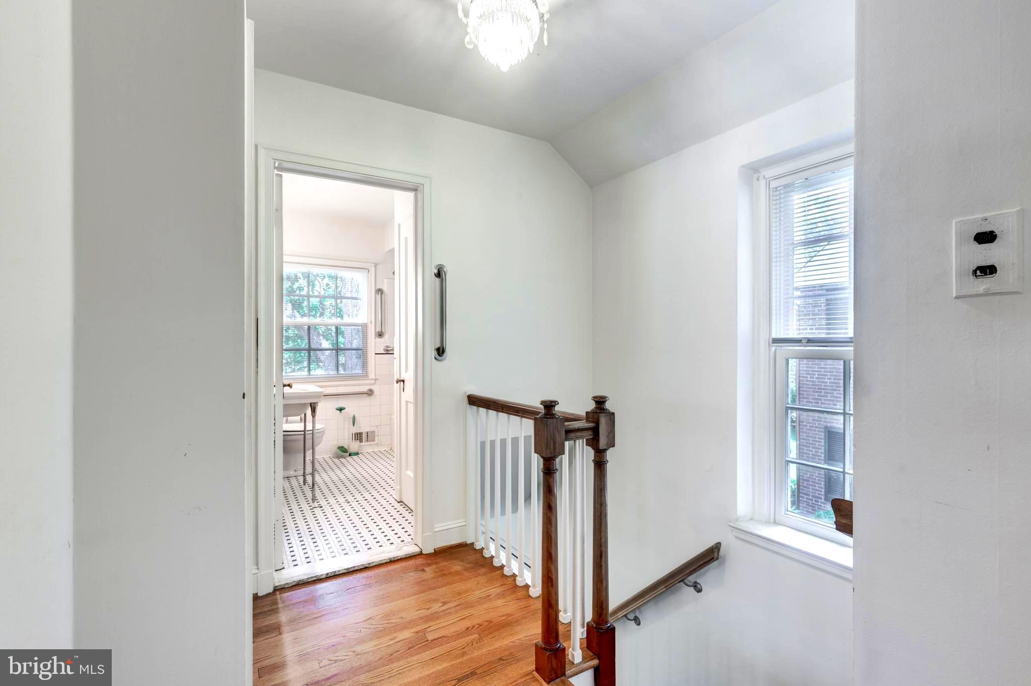 323 Broadmoor Road Baltimore, MD 21212 - Photo 15 of 40 Second level hallway.