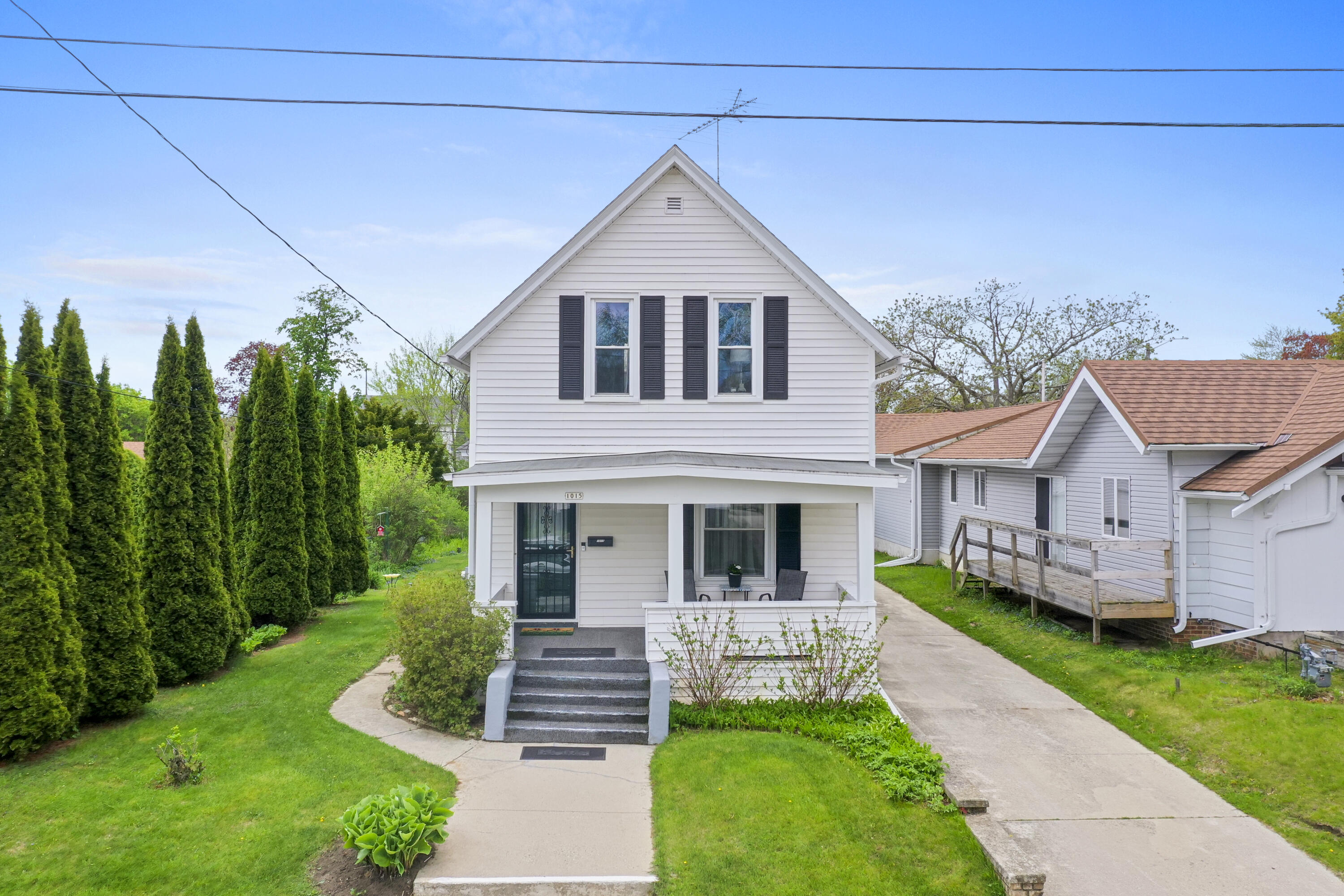 1015 Green Street Manitowoc, WI 54220 - Photo 1 of 46 Welcome HOME!