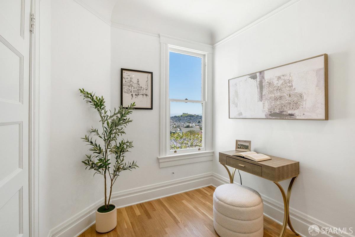 115 Hoffman San Francisco, CA 94114 - Photo 27 of 44 a living room with furniture and a potted plant