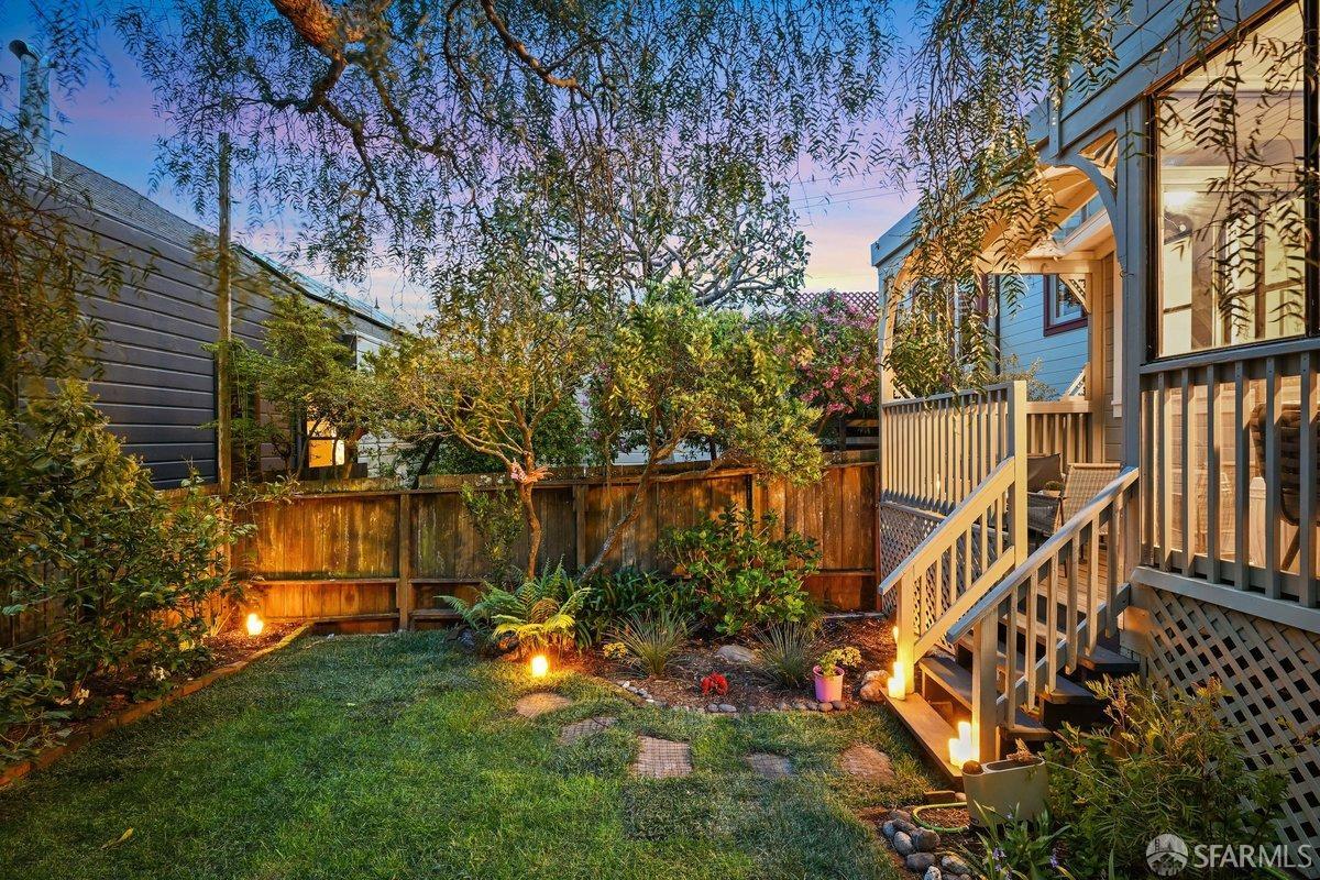 115 Hoffman San Francisco, CA 94114 - Photo 40 of 44 a backyard of a house with lots of green space