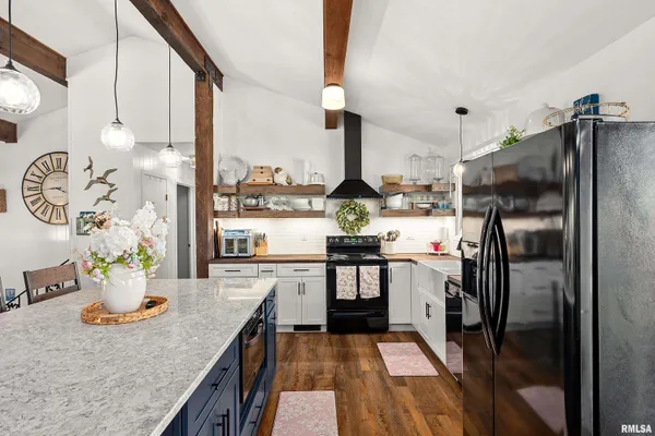 $750,000 | 12 Hillside Court, Dahinda, IL 61428