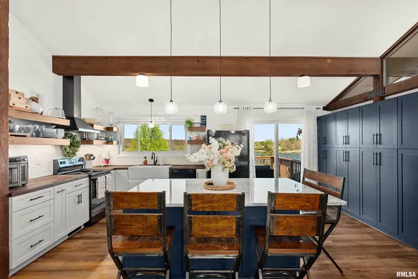 $750,000 | 12 Hillside Court, Dahinda, IL 61428