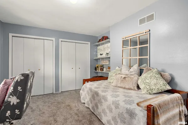 $750,000 | 12 Hillside Court, Dahinda, IL 61428