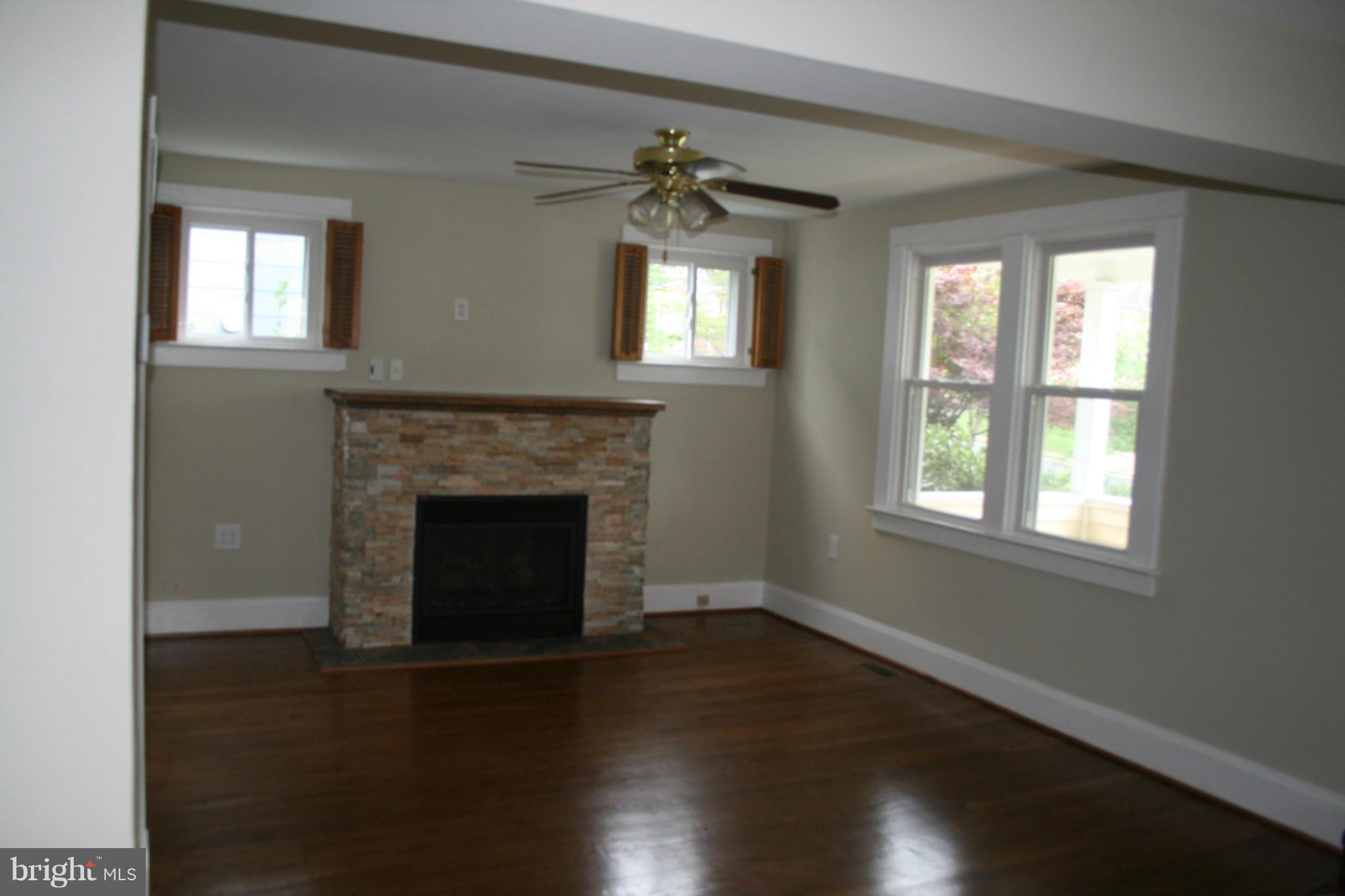 622 Plymouth Road Baltimore, MD 21229 - Photo 3 of 12 Living Room