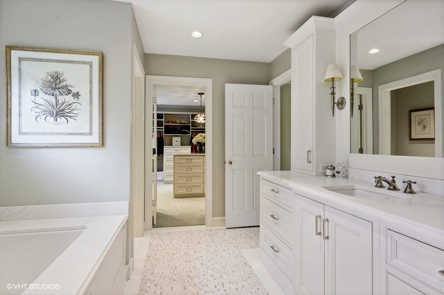 106 Woodley Road Winnetka, IL 60093 - Photo 31 of 44 a spacious bathroom with a tub sink and mirror