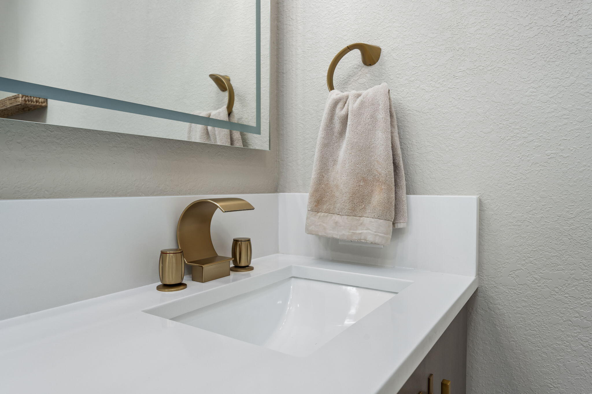 255 Edge Avenue Valparaiso, FL 32580 - Photo 32 of 73 a bathroom with a sink and a bathtub