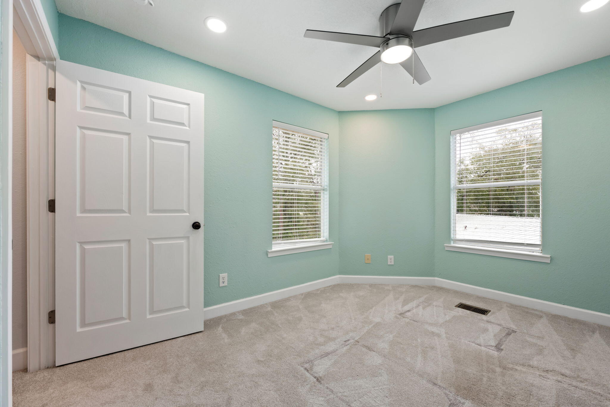 255 Edge Avenue Valparaiso, FL 32580 - Photo 56 of 73 a view of an empty room with a window