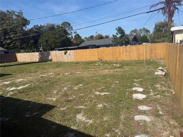 a view of a back yard