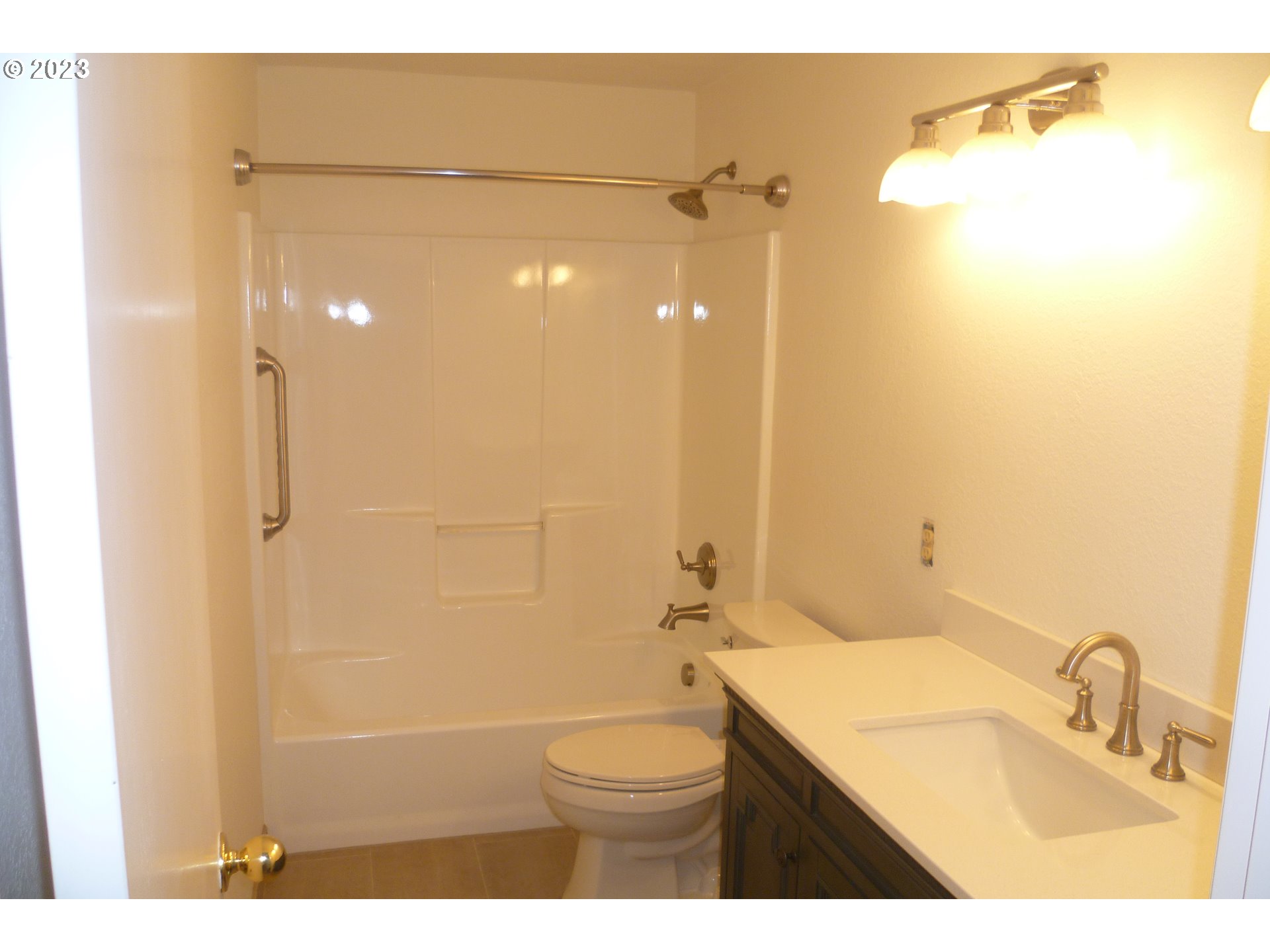 1819 Northeast 191st Circle Ridgefield, WA 98642 - Photo 14 of 37 Bathroom