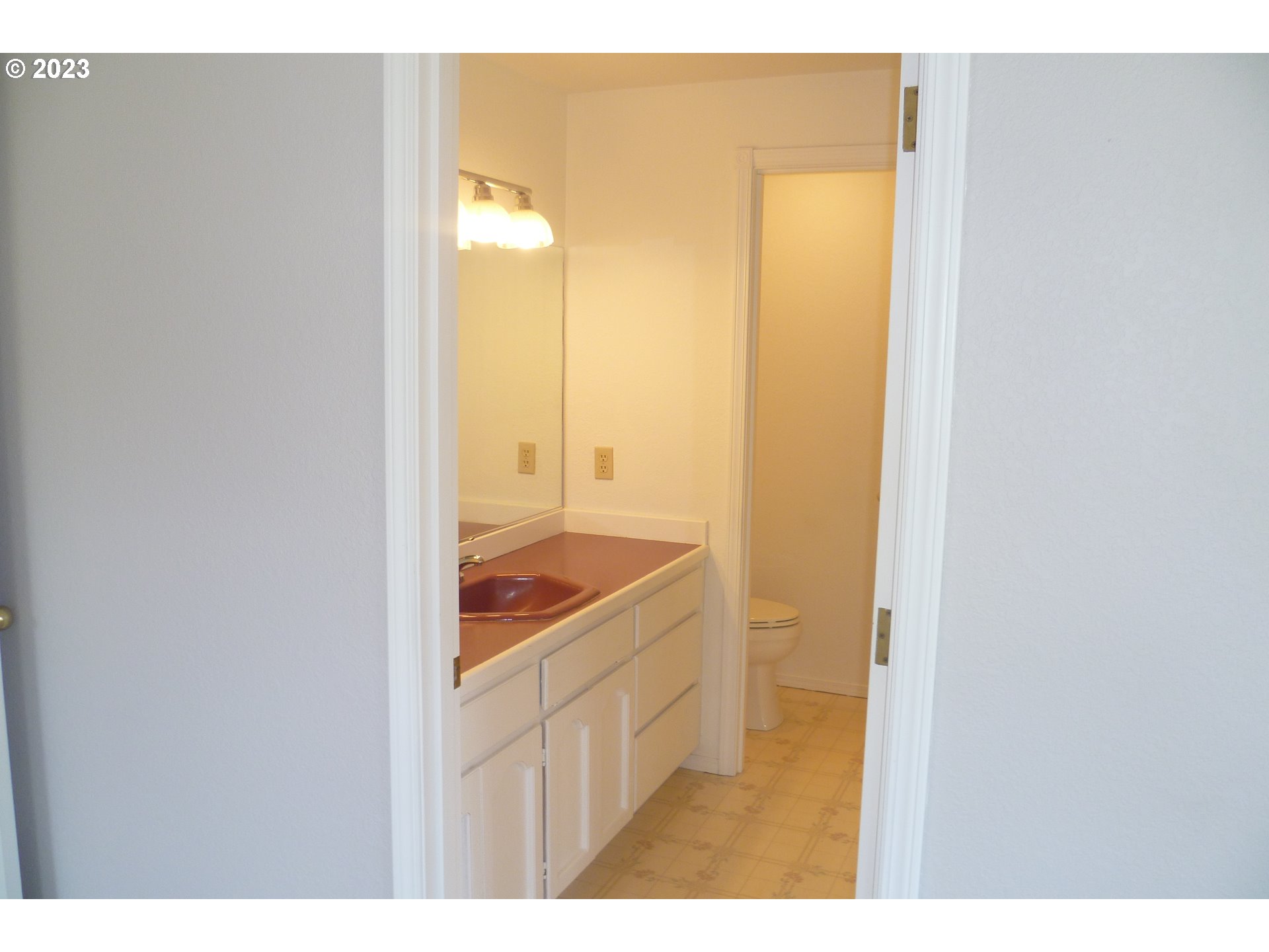 1819 Northeast 191st Circle Ridgefield, WA 98642 - Photo 18 of 37 Bathroom, Attached