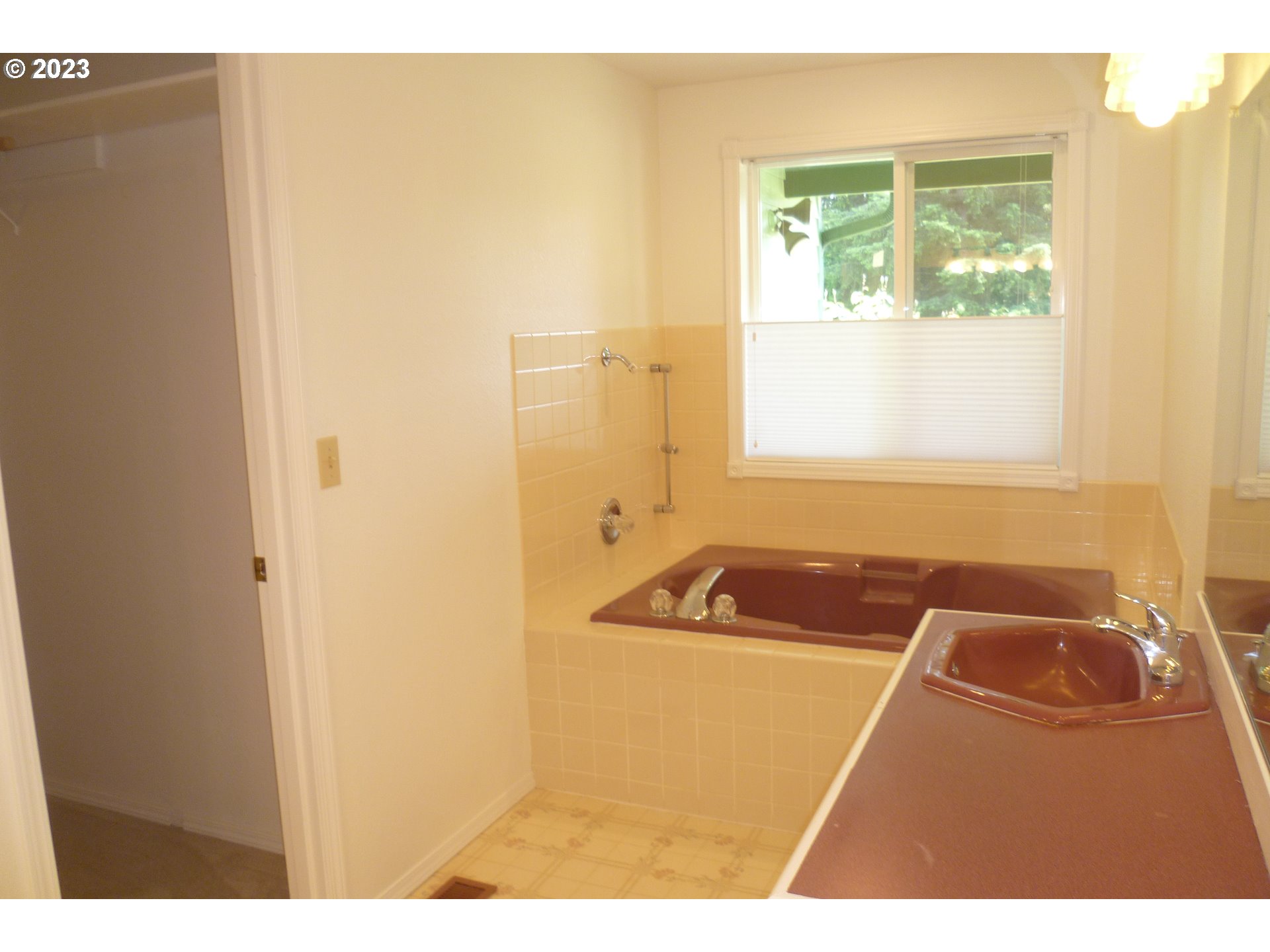 1819 Northeast 191st Circle Ridgefield, WA 98642 - Photo 19 of 37 Bathroom, Attached
