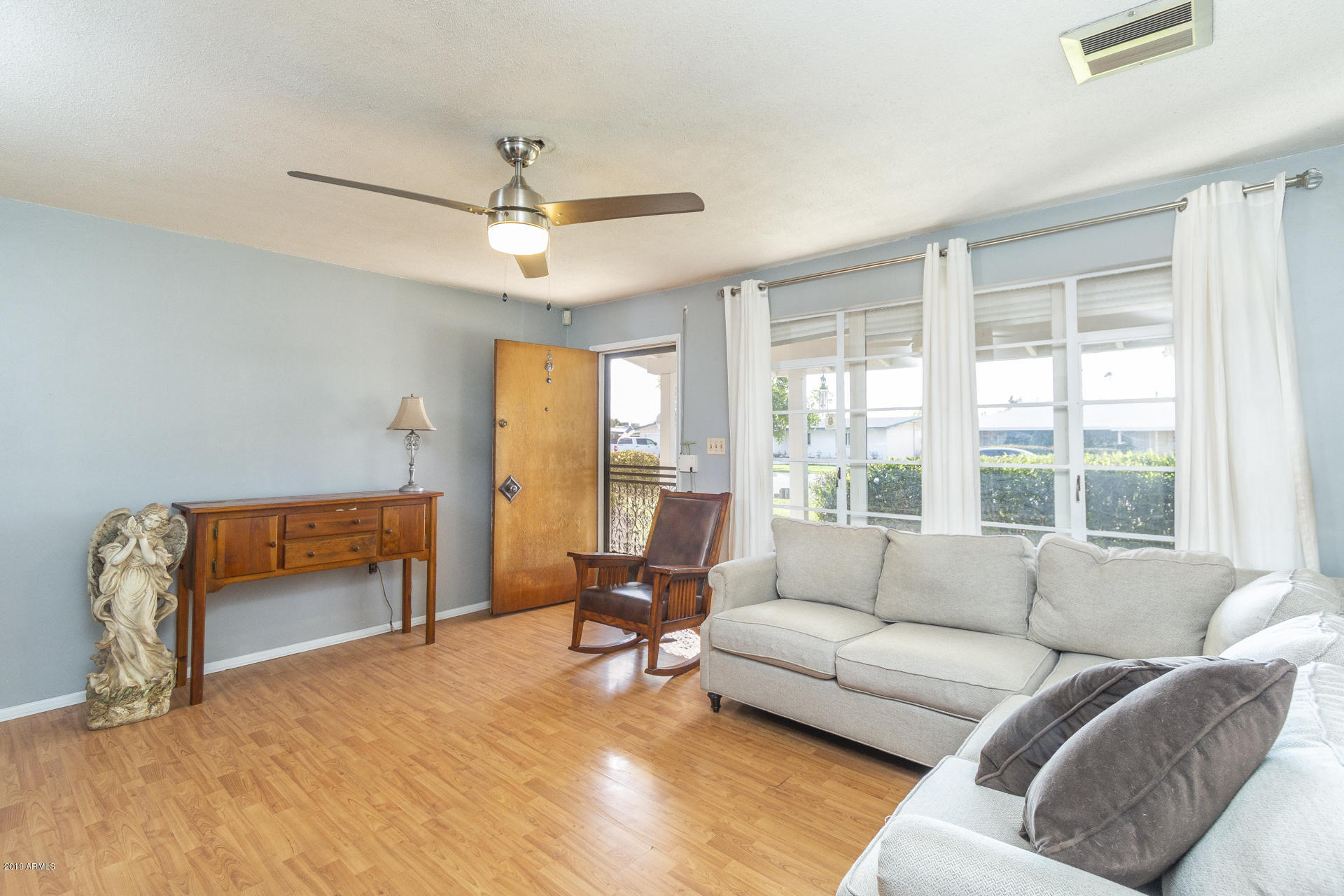 3854 West Ocotillo Road Phoenix, AZ 85019 - Photo 4 of 19 4) LIVING ROOM