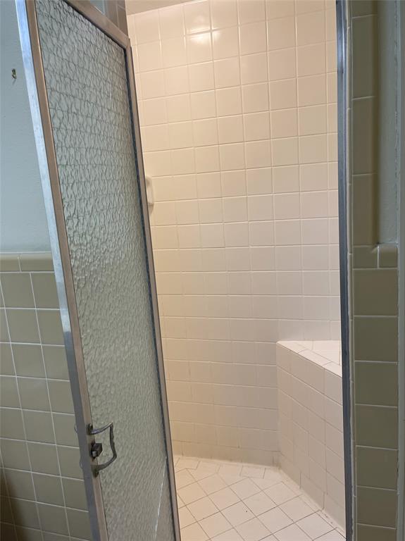 8418 Creswell Road Shreveport, LA 71106 - Photo 21 of 31 Primary Walk in Shower