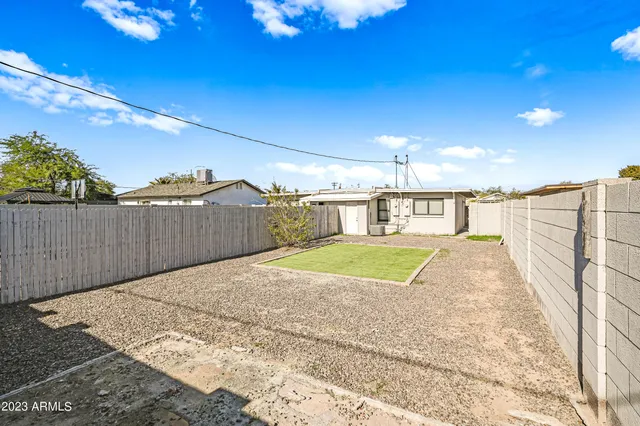 a view of a backyard