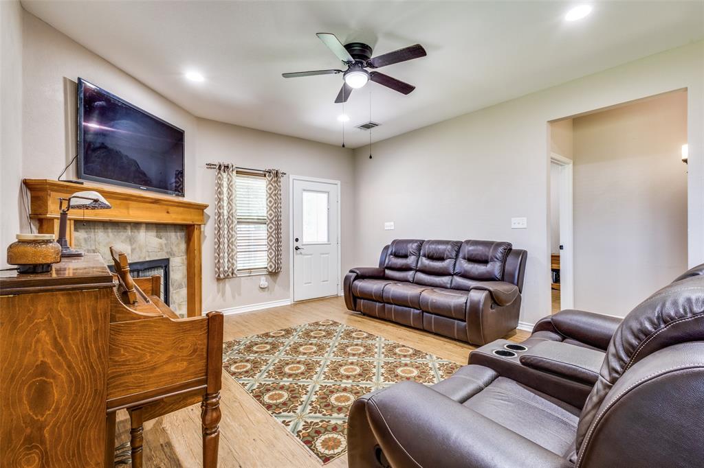 402 North Main Street Tioga, TX 76271 - Photo 7 of 24