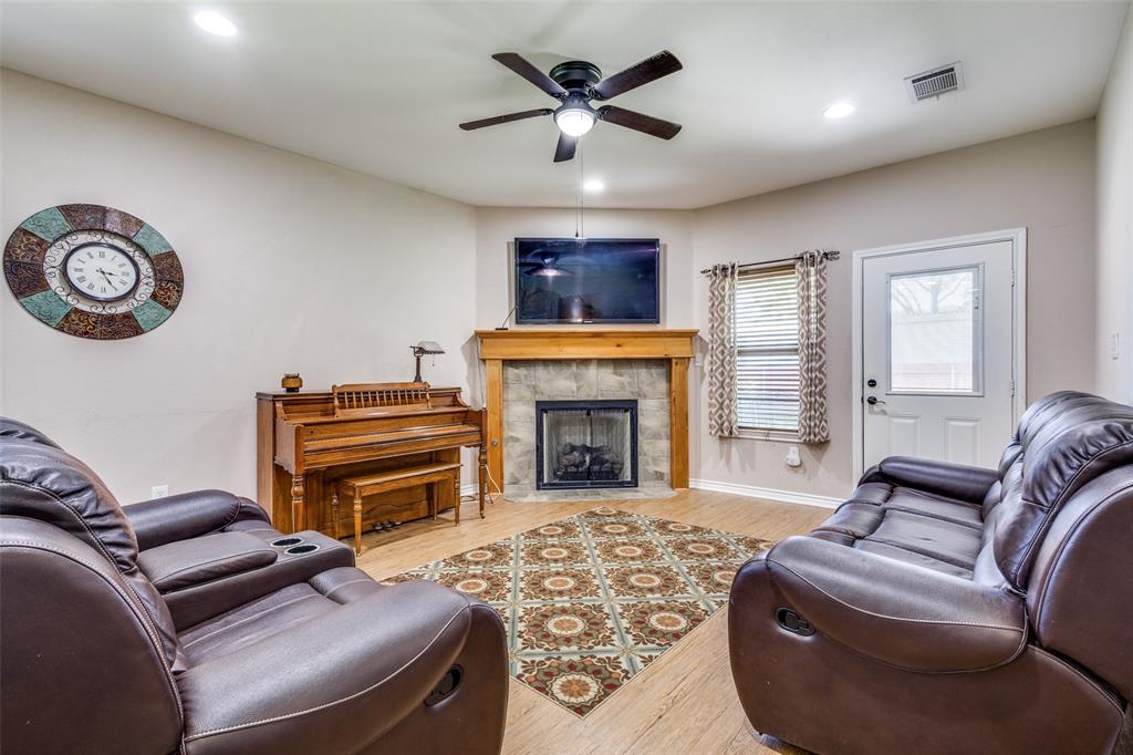 402 North Main Street Tioga, TX 76271 - Photo 9 of 24