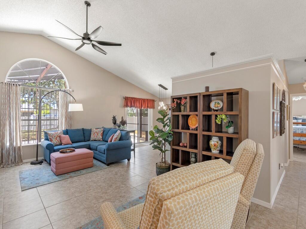 532 Southeast Cliff Road Port St. Lucie, FL 34984 - Photo 5 of 43 Living room