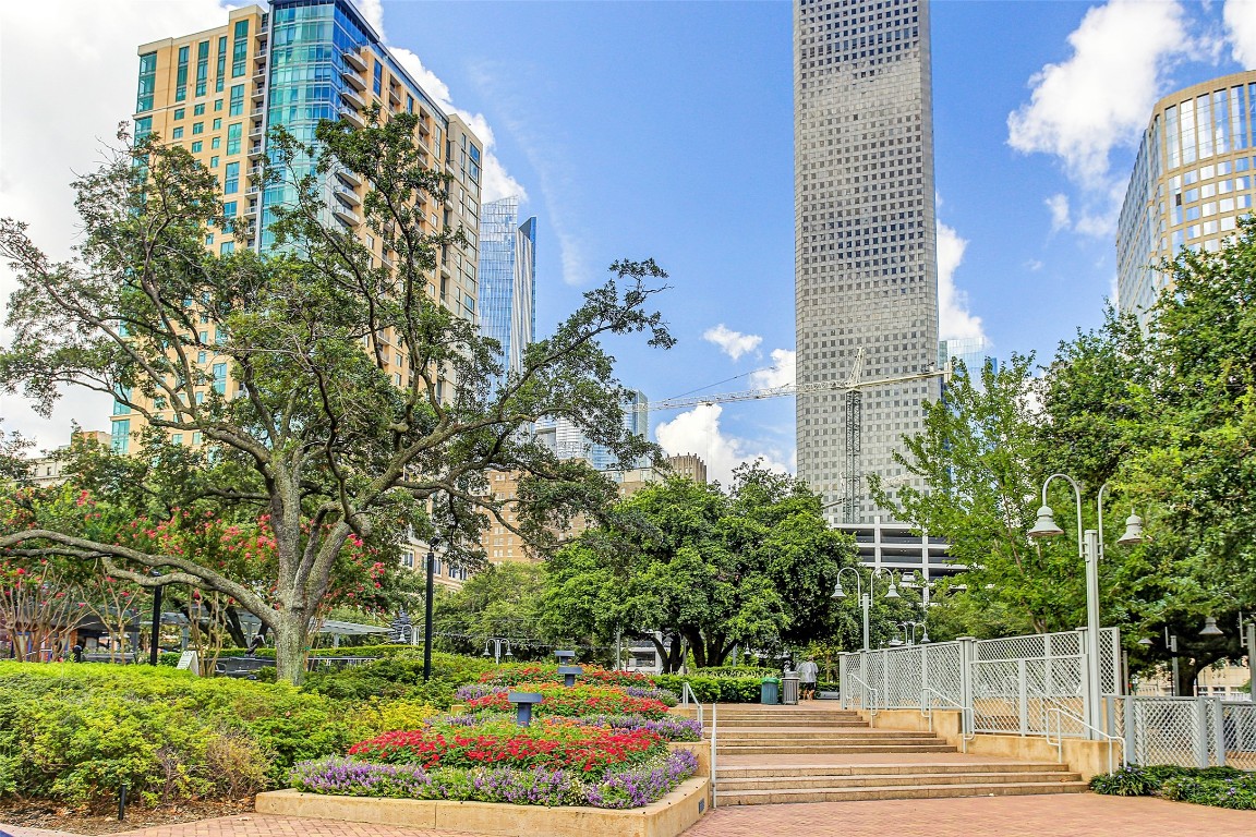 3810 Drake Street Houston, TX 77005 - Photo 46 of 48 Downtown Houston is easily accessible via 59 with a commute under 20 minutes most days.