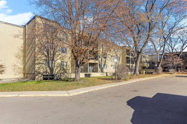 $99,900 | 4101 Parklawn Avenue, Unit 104, Edina, MN 55435