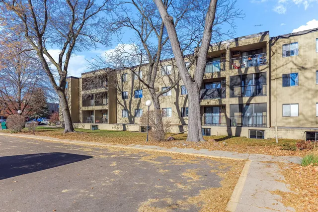 $99,900 | 4101 Parklawn Avenue, Unit 104, Edina, MN 55435