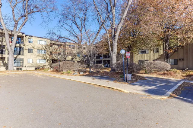 $99,900 | 4101 Parklawn Avenue, Unit 104, Edina, MN 55435