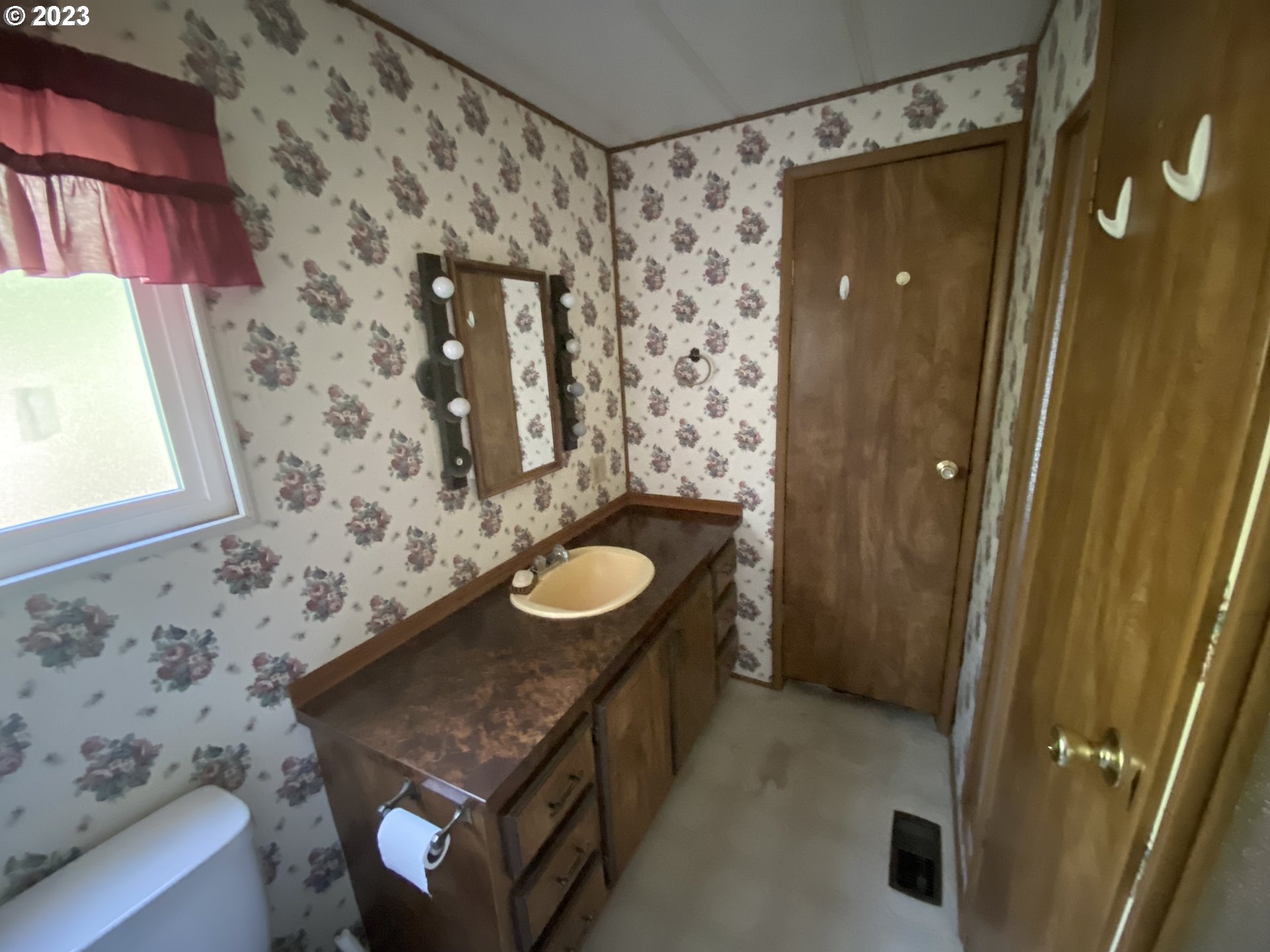 1400 Candlelight Drive, Unit 160 Eugene, OR 97402 - Photo 15 of 31 a bathroom with a sink toilet and shower