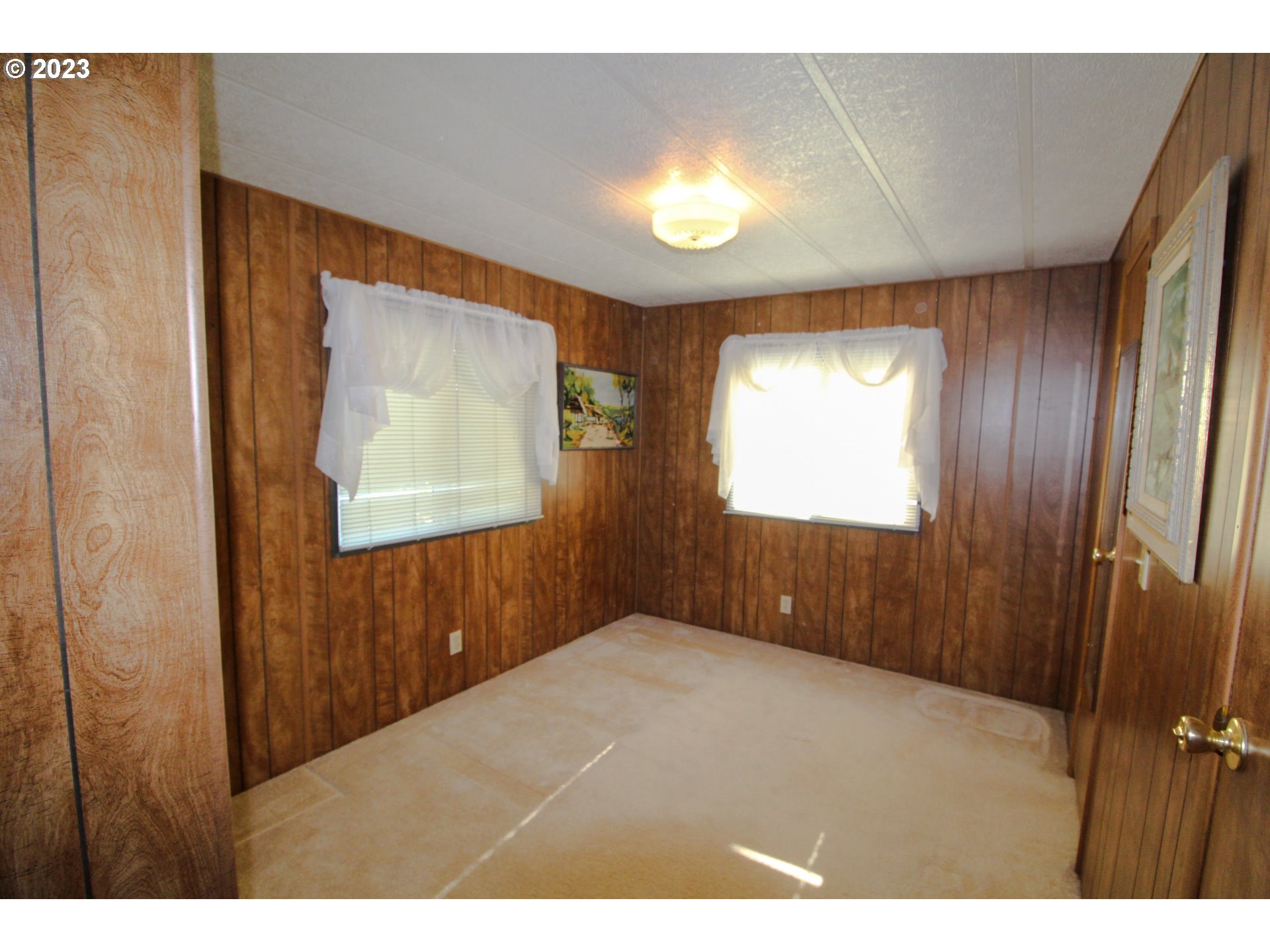 1400 Candlelight Drive, Unit 160 Eugene, OR 97402 - Photo 17 of 31 a view of hallway with a window