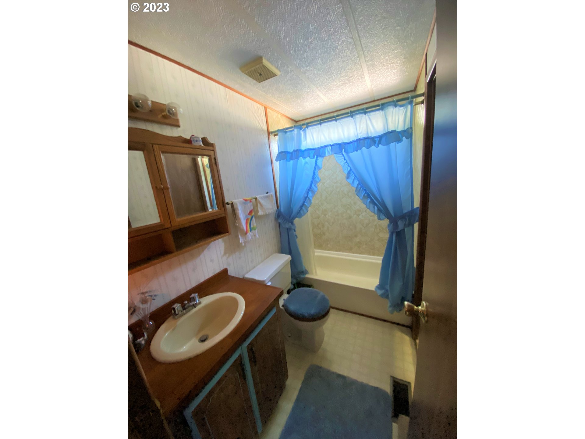 1400 Candlelight Drive, Unit 160 Eugene, OR 97402 - Photo 18 of 31 a room with furniture and wooden floor