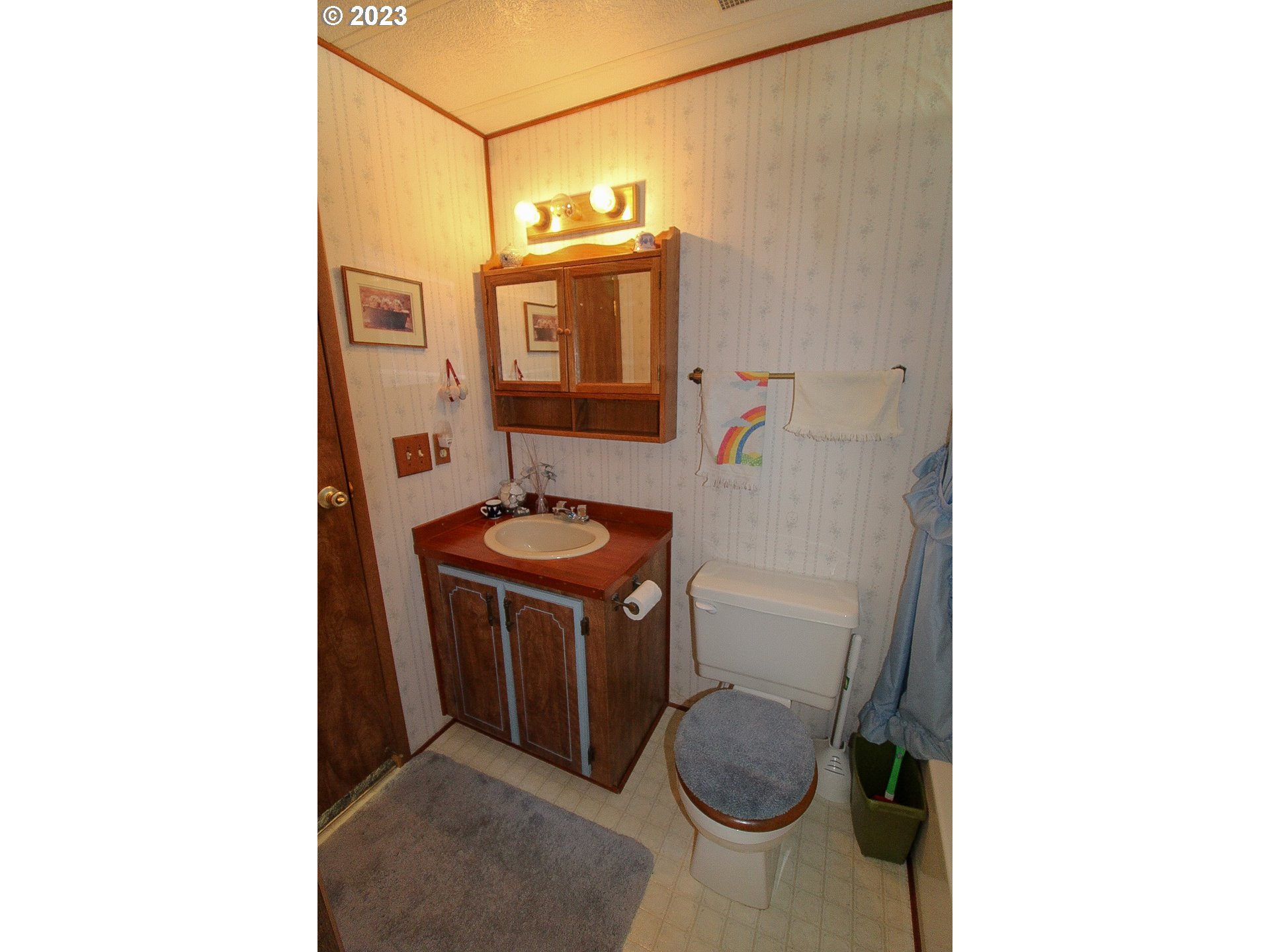 1400 Candlelight Drive, Unit 160 Eugene, OR 97402 - Photo 19 of 31 a bathroom with a sink toilet and shower