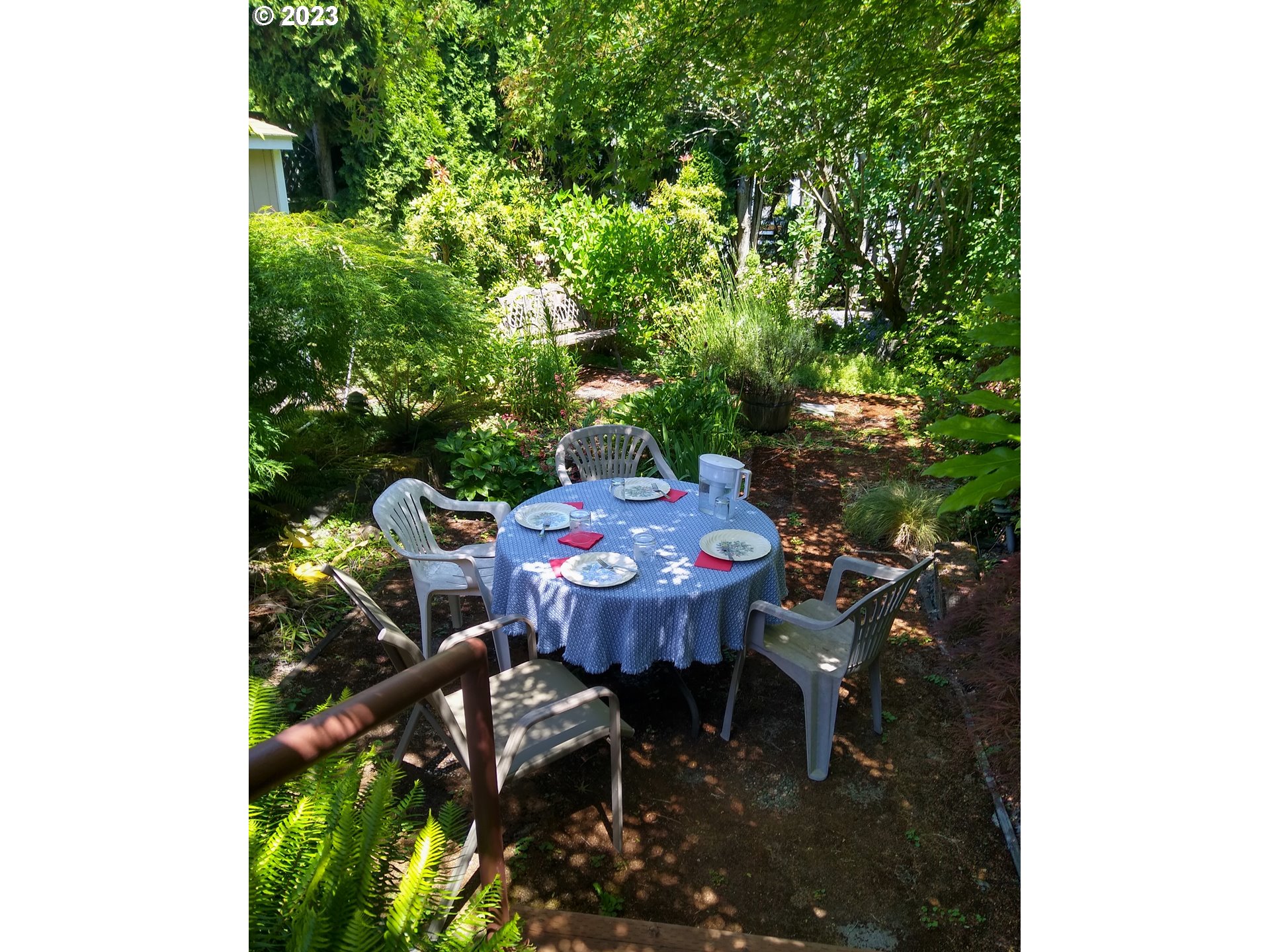 1400 Candlelight Drive, Unit 160 Eugene, OR 97402 - Photo 23 of 31 a backyard of a house with table and chairs