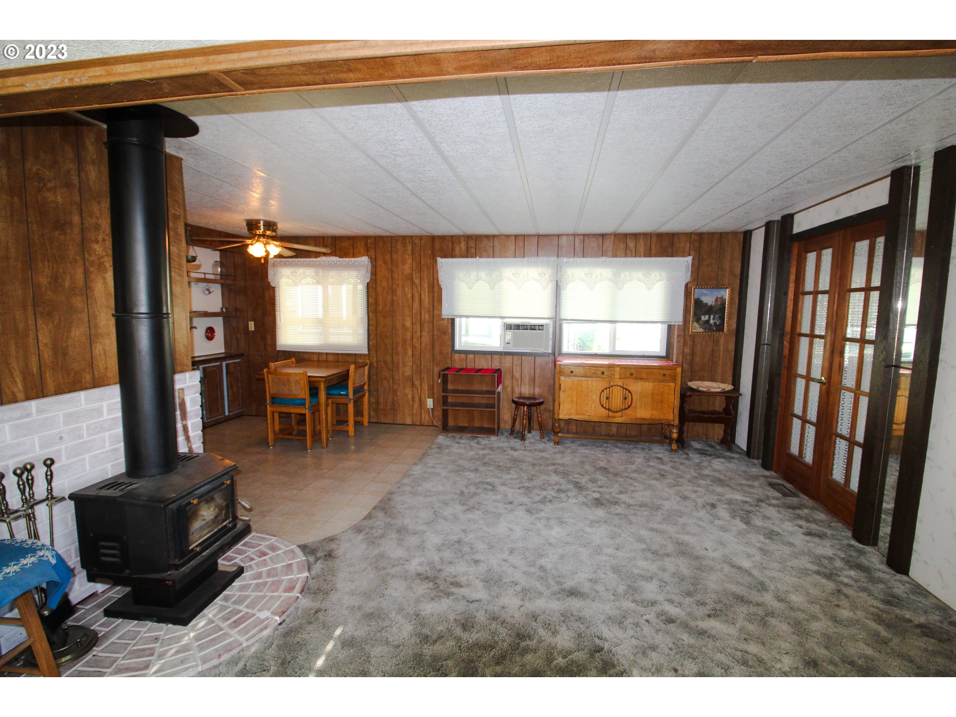 1400 Candlelight Drive, Unit 160 Eugene, OR 97402 - Photo 9 of 31 a living room with furniture and a window
