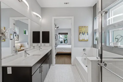 a en suite spacious bathroom with a double vanity sink and mirror